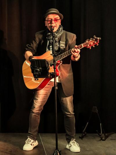 Gitarrist Holger auf einer Bühne