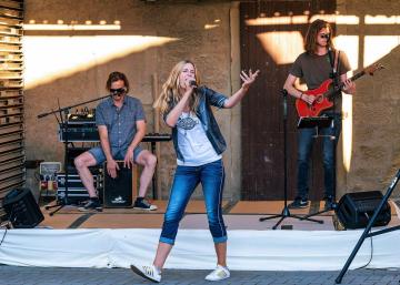 Die drei Musiker von JustBrill!-unplugged Open Air beim Honky Tonk Festival in Poppenhausen