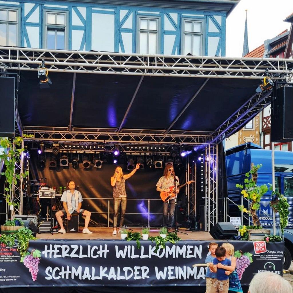 Die drei Musiker von JustBrill!-unplugged Open Air beim Weinfest in Schmalkalden