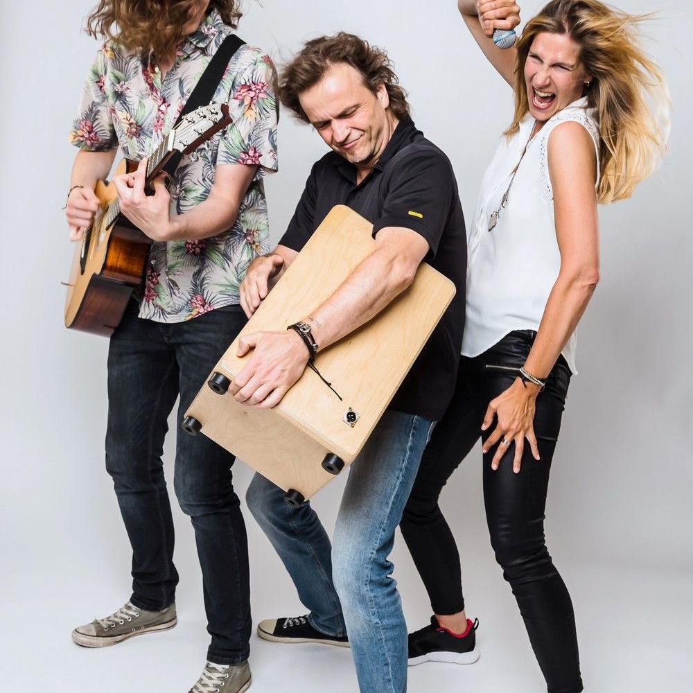 JustBrill!-unplugged Promofoto hochkant 96